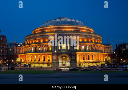 Die Royal Albert Hall bei Nacht, London, England, UK Stockfoto