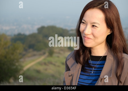 Stilvolle asiatische Frau lächelnd im Aussenbereich Stockfoto