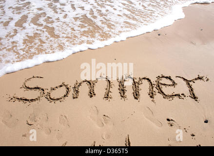 "Sommer" steht in den Sand auf Fuerteventura. Stockfoto