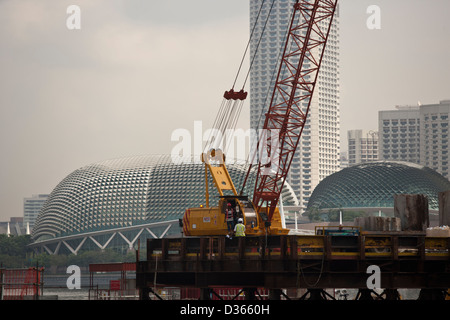 Ein Kran auf der Baustelle des Marina Bay Sands Resort in Singapur mit der Esplanade im Hintergrund, 2009 Stockfoto