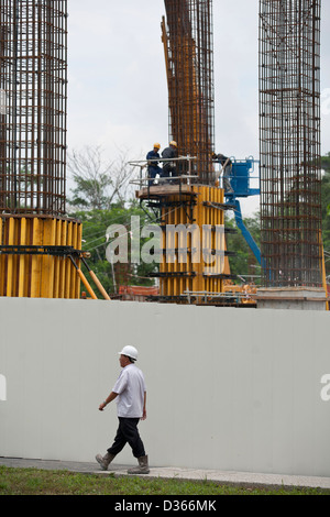 Arbeitnehmer bei der Arbeit auf der Baustelle des One-North-Komplexes in Singapur 2008 Stockfoto