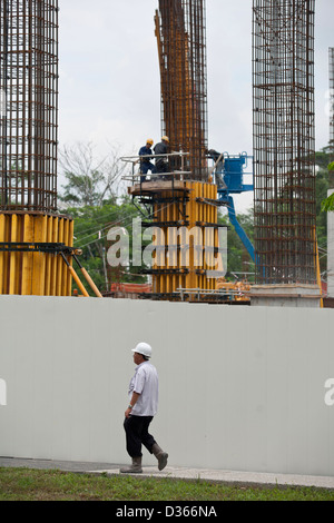 Arbeitnehmer bei der Arbeit auf der Baustelle des One-North-Komplexes in Singapur 2008 Stockfoto