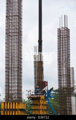 Arbeitnehmer bei der Arbeit auf der Baustelle des One-North-Komplexes in Singapur 2008 Stockfoto