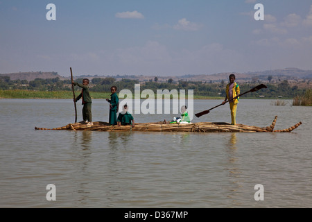 Einheimische Kinder Rudern ein Tankwa (Papyrus Boot) auf See Tana, Äthiopien Stockfoto