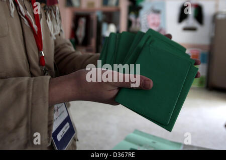 11. Februar 2013 - Nablus, West Bank, Palästina - trägt Angestellter Wahl Palästinenser IDs nach der Aktualisierung ihrer Daten in einem Zentrum von der palästinensischen zentralen Wahl Commission (CEC), in der West Bank Stadt Nablus am 11. Februar 2013 laufen. Der palästinensischen zentralen Wahlkommission am Montag begann die Registrierung der Wähler im Gaza-Streifen und im Westjordanland für eine bevorstehende Wahl gehofft, mit fast sechs Jahren politische Gräben zwischen rivalisierenden Gruppen Heilung helfen (Credit-Bild: © Nedal Eshtayah/APA Images/ZUMAPRESS.com) Stockfoto