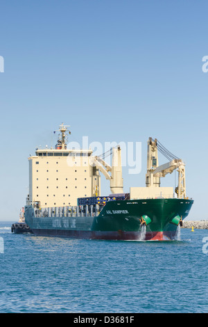 Die Multi-Purpose Heavy-Lift Schiff AAL Dampier, wird in den inneren Hafen von Fremantle von einem Schlepper Svitzer unterstützt Stockfoto