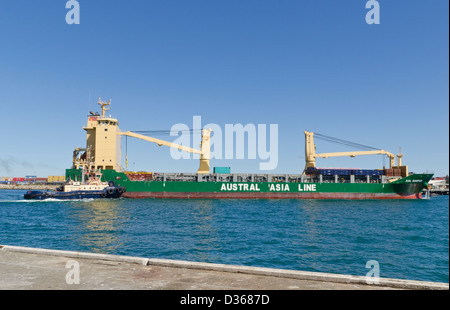 Die Multi-Purpose Heavy-Lift Schiff AAL Dampier, wird in den inneren Hafen am Hafen von Fremantle von einem Schlepper Svitzer unterstützt Stockfoto