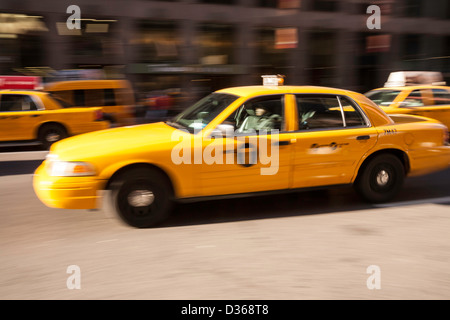 NYC gelben Taxis mit dem neuesten 'Brief T'-logo Stockfoto