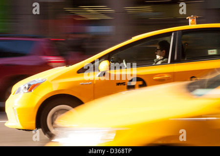 NYC gelben Taxis mit dem neuesten 'Brief T'-logo Stockfoto