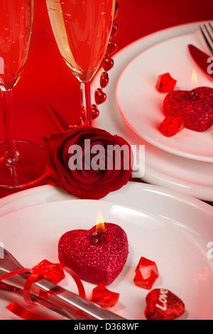 Bild der schönen Urlaub Tisch setzen, weiße festliche Platten mit Weingläsern auf rote Luxus Tischdecke, romantisches Abendessen Stockfoto