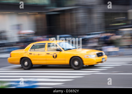 NYC Yellow Taxi mit dem neuesten "Letter T"-Logo Stockfoto