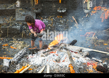 Ein Hindu Einäscherung-Zeremonie im Pashupatinath Tempel befindet sich ein Hindu-Tempel von Lord Shiva an den Ufern des Flusses Bagmati Stockfoto