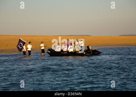 Passagiere aus der Aussie Expedition Kreuzer Orion werden Erfrischungen, Montgomery Riff, Collier Bay, Westaustralien behandelt. Stockfoto