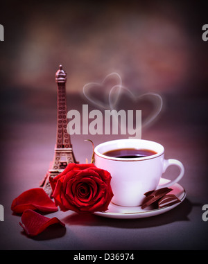 Bild der weiße Tasse mit Kaffee und Schokolade verziert mit roten Rose auf dem Tisch in Paris, romantische Hochzeitsreise Stockfoto