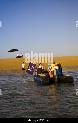 Passagiere aus der Aussie Expedition Kreuzer Orion werden Erfrischungen, Montgomery Riff, Collier Bay, Westaustralien behandelt. Stockfoto