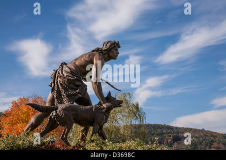 Indische Hunter Statue, Herbstlaub, Cooperstown, New York Stockfoto