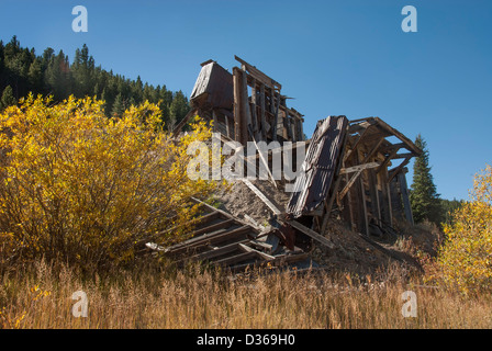 Eine alte verlassene mine in den Ausläufern der Rocky Mountains, Colorado, USA. Stockfoto