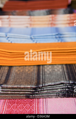 Ecuadorianische decken zum Verkauf an Otavalo Markt Stockfoto