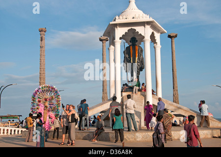 Mahatma Gandhi-Statue an der Uferpromenade von Pondicherry (Puducherry) Indien Tamil Nadu Stockfoto