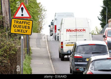 Verkehr in die Warteschlange wahrscheinlich Straßenschild Stockfoto