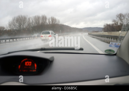 Fahren auf nasser Fahrbahn Stockfoto