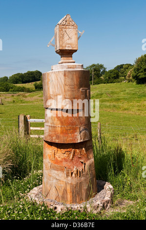 Eine hölzerne Nachbildung der alten Steinsonnenuhr in Trellech, Monmouthshire, Wales, UK. Das Original, das 1689 geschnitzt wurde, befindet sich in der Nähe der Nikolaikirche Stockfoto