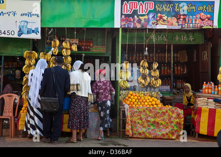 Eine Gruppe von Äthiopier kaufen Obst, Bahir Dar, Äthiopien Stockfoto
