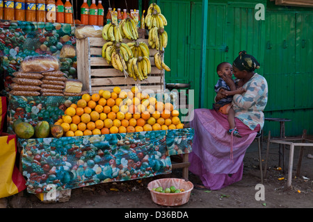 Frau mit Kind, Verkauf von Obst, Bahir Dar, Äthiopien Stockfoto