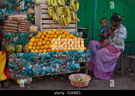 Frau mit Kind, Verkauf von Obst, Bahir Dar, Äthiopien Stockfoto