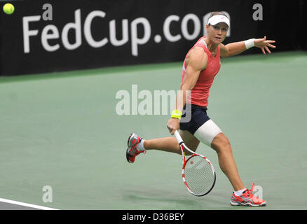 Ostrava, Tschechische Republik. 10. Februar 2013. Australiens Samantha Stosur (links) verlor der 1. Runde Fed-Cup-Spiel gegen Petra Kvitova Tschechien Vs Australien in Ostrava, Tschechische Republik, 10. Februar 2013. (Foto/Jaroslav Ozana CTK) Stockfoto