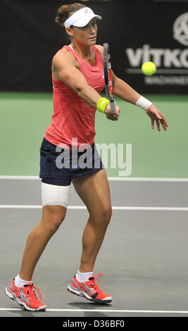 Ostrava, Tschechische Republik. 10. Februar 2013. Australiens Samantha Stosur (links) verlor der 1. Runde Fed-Cup-Spiel gegen Petra Kvitova Tschechien Vs Australien in Ostrava, Tschechische Republik, 10. Februar 2013. (Foto/Jaroslav Ozana CTK) Stockfoto