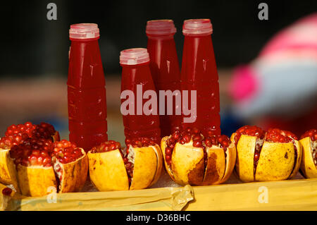 Bangkok, Thailand, 11. Februar 2013. frischen Granatapfelsaft auf ein Open-air-Markt während des Chinese New Year Festival, Bangkok, Thailand verkauft wird. Credit: Kraig Lieb/Alamy leben Nachrichten Stockfoto