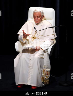 Papst Benedikt XVI. während einer Rede im Konzerthaus in Freiburg, Deutschland, 25. September 2011 abgebildet. Der Leiter der römisch-katholischen Kirche besucht Deutschland vom 22-25 September 2011. Foto: Bernd Weißbrod Dpa/Lsw +++(c) Dpa - Bildfunk +++ Stockfoto