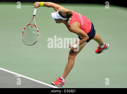 Ostrava, Tschechische Republik. 10. Februar 2013. Australiens Samantha Stosur (links) verlor der 1. Runde Fed-Cup-Spiel gegen Petra Kvitova Tschechien Vs Australien in Ostrava, Tschechische Republik, 10. Februar 2013. (Foto/Jaroslav Ozana CTK) Stockfoto