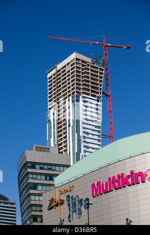 Moderne Architektur der Innenstadt von Warschau in Polen mit Einkaufszentrum Zlote Tarasy und Zlota 44 Apartment Wolkenkratzer. Stockfoto