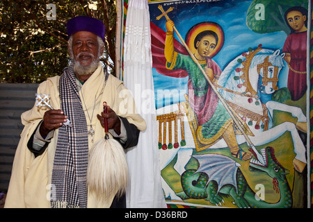 Porträt von Christian Priester/Mönch mit religiösen Malerei, St. George Church, Bahir Dar, Äthiopien Stockfoto