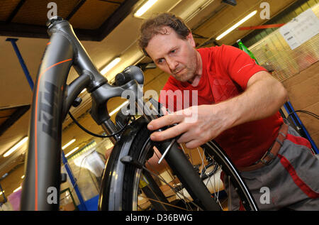 Arbeiter des BPS Fahrrad Industrieunternehmen wird bei der Herstellung von 2800 Fahrräder und e-Bikes für die Schweizer Armee gesehen. (CTK Foto/Ludek Perina) Stockfoto