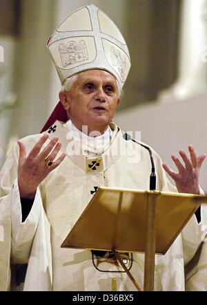 (Dpa-Dateien) - deutsche Kardinal Joseph Ratzinger hält eine Predigt während eines Gottesdienstes in Regensburg, Deutschland, 15. Januar 2004. Ratzinger wählte neuen Papst auf Dienstag, 19. April 2005, benennen sich Benedikt XVI. Stockfoto