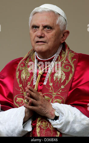 (Dpa) - hält Papst Benedict XVI eine Vesper am Seminar während seiner zweiten Tag seines Besuches auf dem Weltjugendtag in Köln, Deutschland, 19. August 2005. Foto: Tony Gentile Stockfoto