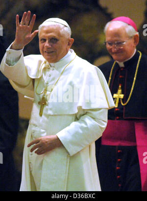 (Dpa) - Papst Benedikt XVI. (L) Gesten und lächelt, als er mehrere tausend Journalisten in der Empfangshalle im Vatikan in Rom, Italien, 23. April 2005 begrüßt. Während des Empfangs appellierte der 78-jährige Papst an die Medien, um eine verantwortungsbewusste Haltung zu demonstrieren, um einen positiven Beitrag zur Gesellschaft zu leisten. Stockfoto