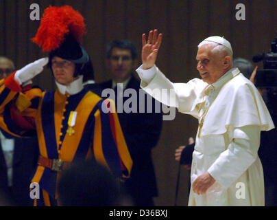 (Dpa) - Pope Benedict XVI (R) Gesten und lächelt, als er mehrere tausend Journalisten in der Empfangshalle im Vatikan in Rom, Italien, 23. April 2005 begrüßt. Während des Empfangs appellierte der 78-jährige Papst an die Medien, um eine verantwortungsbewusste Haltung zu demonstrieren, um einen positiven Beitrag zur Gesellschaft zu leisten. Stockfoto