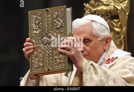 Papst Benedikt XVI. eine Bibel hält während einer Messe im Petersdom im Vatikan am 19. Februar 2012. Papst Benedict XVI erstellt 22 neue Kardinäle im Rahmen einer Feierstunde am 18. Februar 2012. Foto: Karl-Josef Hildenbrand Stockfoto