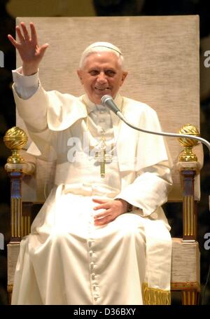 (Dpa) - Papst Benedict XVI Gesten und lächelt, als er mehrere tausend Journalisten in der Empfangshalle im Vatikan in Rom, Italien, 23. April 2005 begrüßt. Während des Empfangs appellierte der 78-jährige Papst an die Medien, um eine verantwortungsbewusste Haltung zu demonstrieren, um einen positiven Beitrag zur Gesellschaft zu leisten. Stockfoto