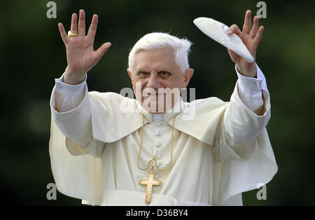 (Dpa) - "Wellenlinien" Papst Benedict XVI für die Pilger des Weltjugendtages von einem Schiff in Köln, Deutschland, Donnerstag, 18. August 2005. Der Papst besucht Weltjugendtag bis zum Sonntag 21. August. Foto: Achim Scheidemann Stockfoto