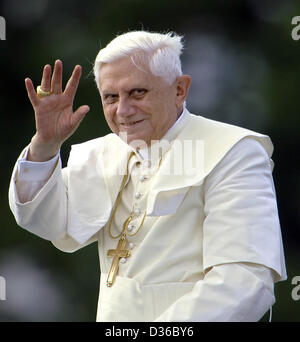 (Dpa) - "Wellenlinien" Papst Benedict XVI für die Pilger des Weltjugendtages von einem Schiff in Köln, Deutschland, Donnerstag, 18. August 2005. Der Papst besucht Weltjugendtag bis zum Sonntag 21. August. Foto: Achim Scheidemann Stockfoto