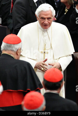 Papst Benedict XVI kommt zu einem Konzert mit dem Gewandhausorchester Leipzig unter der Leitung des italienischen Dirigenten Riccardo Chailly in der Audienzhalle Paul VI in Rom, Italien, 20. April 2012. Das Welt-berühmte Orchester funktioniert 2. Sinfonie von Felix Mendelssohn zum Geburtstag des Papstes. Foto: JAN WOITAS Stockfoto