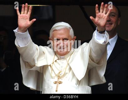 (Dpa) - Papst Benedict XVI hebt seine Hände und lächelt, stand er auf der Treppe, die jüdische Synagoge in Köln, Deutschland, Freitag, 19. August 2005. Vier Monate nach seiner Amtseinführung Papst Benedict XVI des 20. Weltjugendtages auf seiner ersten Auslandsreise besucht. Höhepunkte der Reise eine geprägt von seinem Besuch in die jüdische Synagoge in Köln und die bevorstehende abschließenden Kirche Masse am Finaltag des Weltjugendtages, 800.000 Gläubige auf Sonntag, 21. August 2005 erwartet. Stockfoto