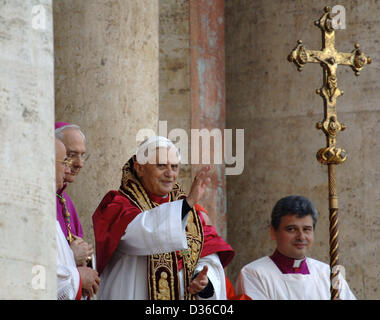 (Dpa) - steht nach seiner Wahl, Vatikanstadt, 19. April 2005 neu gewählten Papst Benedict XVI auf dem Balkon des Petersdoms. Kardinal Joseph Ratzinger Deutschlands wurde Papst am Ende eines der kürzesten Konklave in der Geschichte, vorausgesetzt der Name von Benedikt XVI. gewählt. Der letzte Papst, solch einen Namen zu wählen war Benedikt XV, italienischer Giacomo della Chiesa, regierte die Kirche von 1914 bis 1922. Ratzinger ist der 8. deutsche Papst gewählt werden. Stockfoto