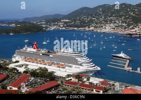 Carnival Breeze Kreuzfahrtschiff gesehen von Paradise Point, Charlotte Amalie, St. Thomas, Amerikanische Jungferninseln, Karibik Stockfoto