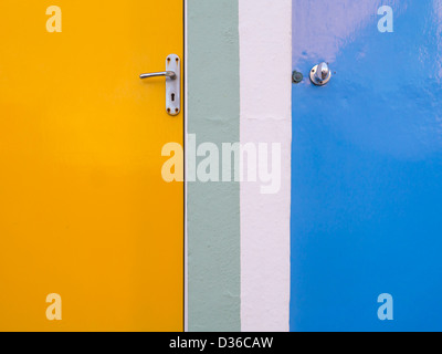 Bunt bemalten Haustüren von Reihenhäusern in der traditionellen Fischerei Dorf von North Berwick, East Lothian, Schottland. Stockfoto